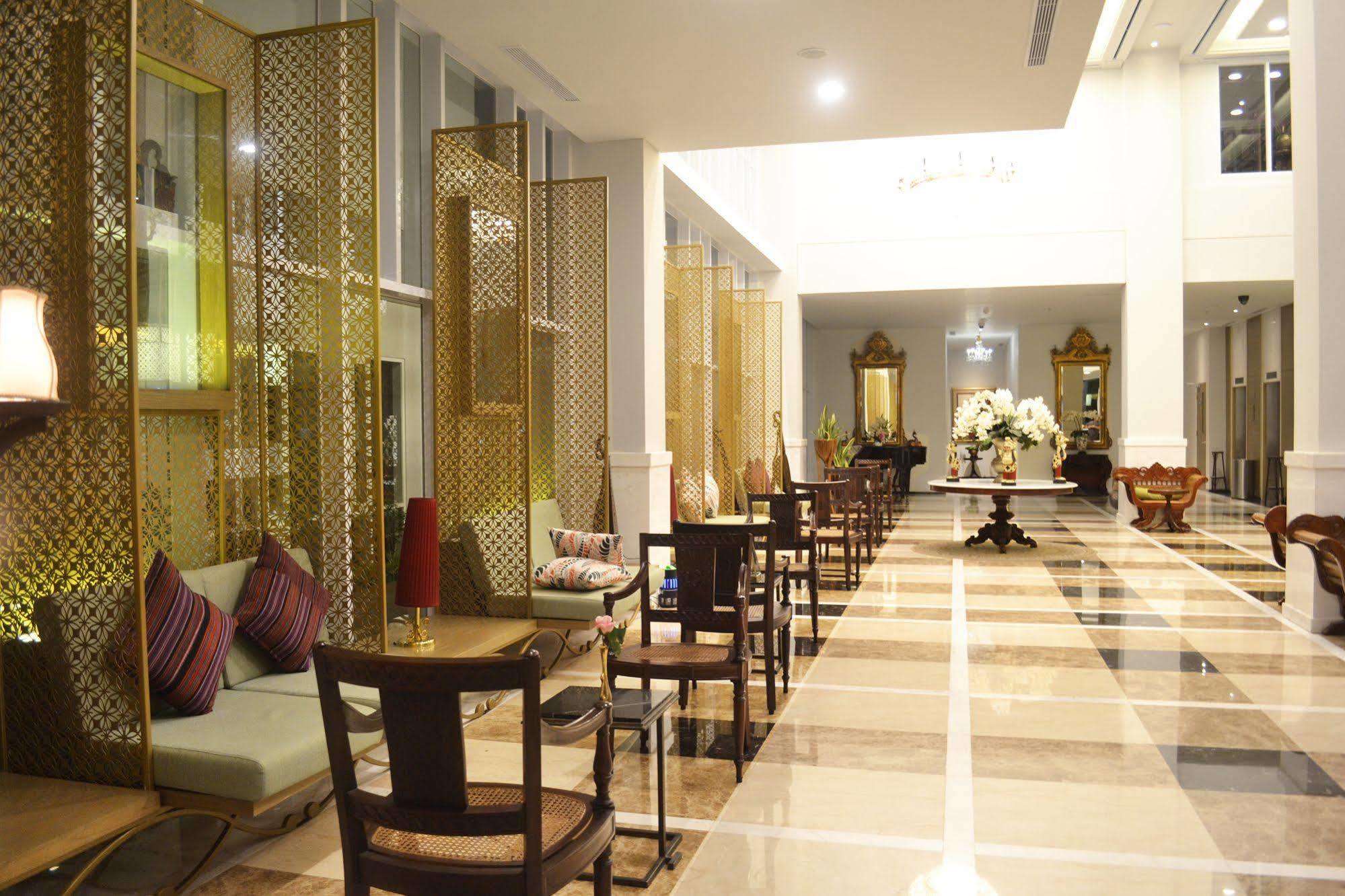 La Lisa Hotel Surabaya Exterior photo
