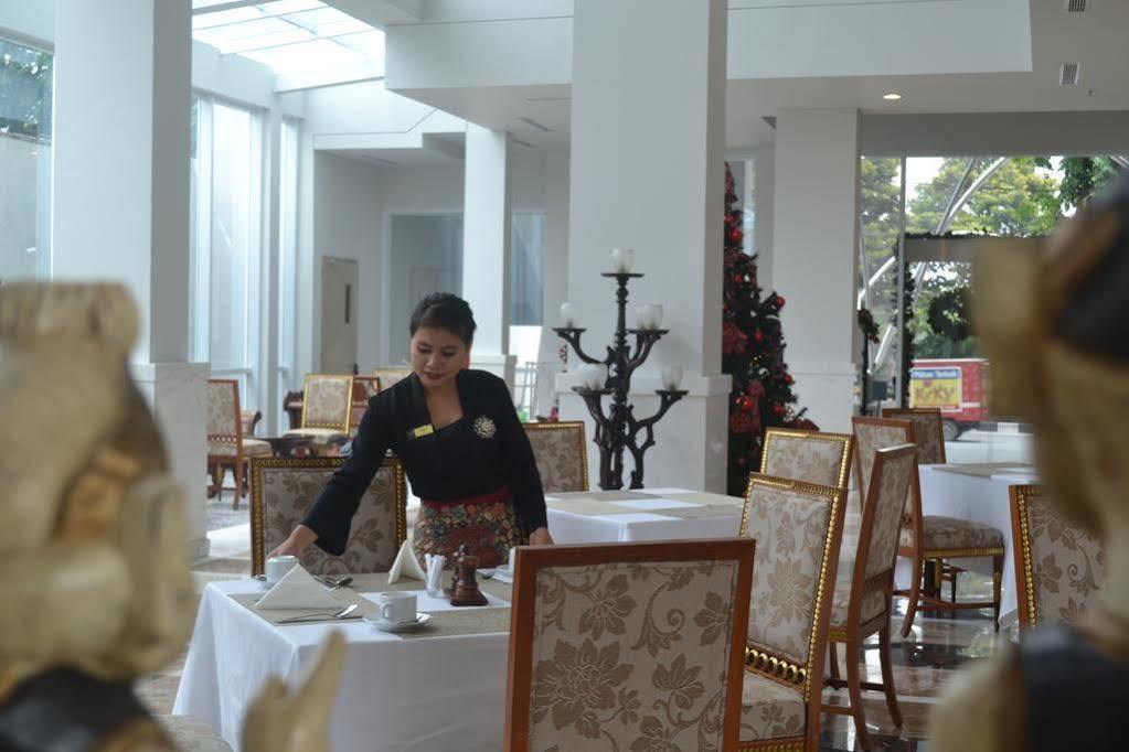 La Lisa Hotel Surabaya Exterior photo